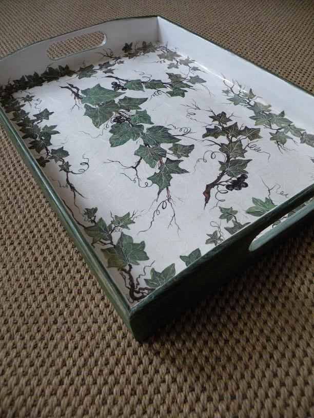 Velký originální dřevěný podnos s břečťanovými listy