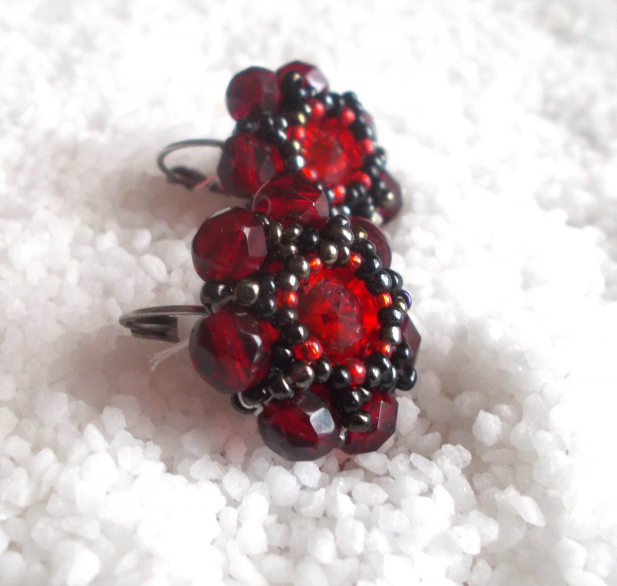 Šité rudočerné náušnice