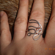 Tepaný prsten s křišťálem 2