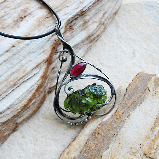 Vltavín s almandinem