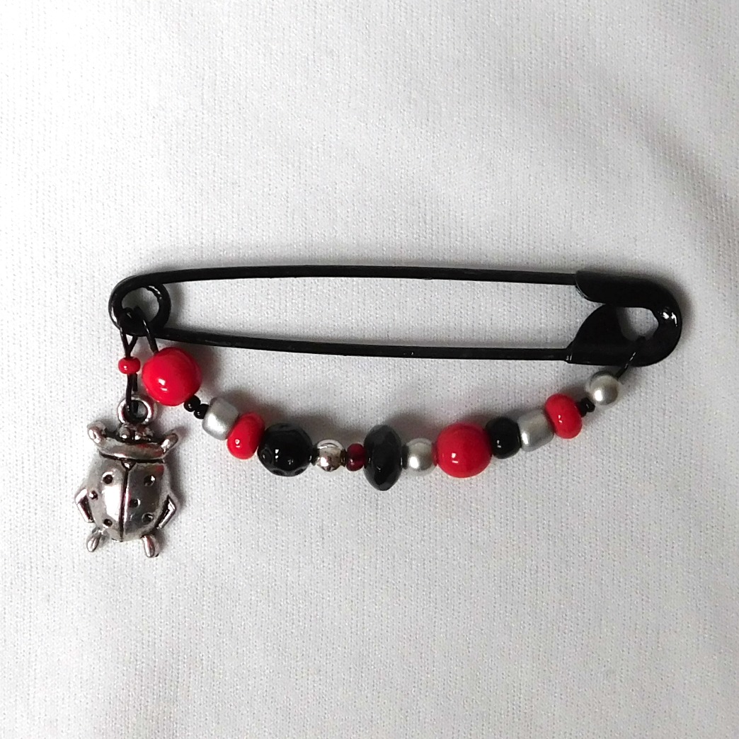 Ozdobný spínací špendlík, beruška