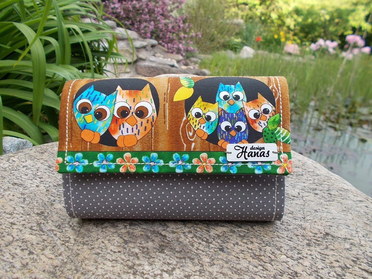 Peněženka sovy ve stromě