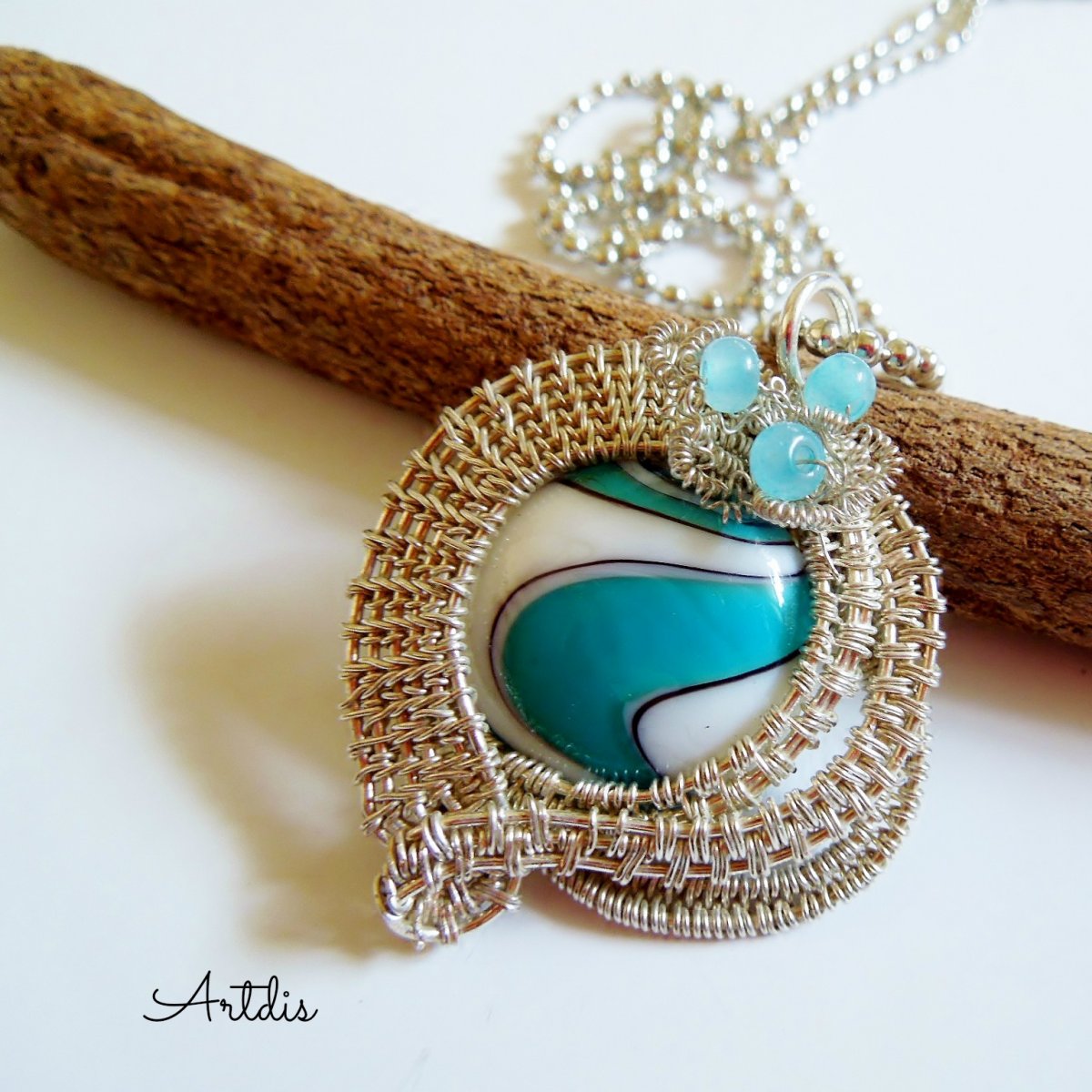 Tyrkysová a bílá vinutá perle