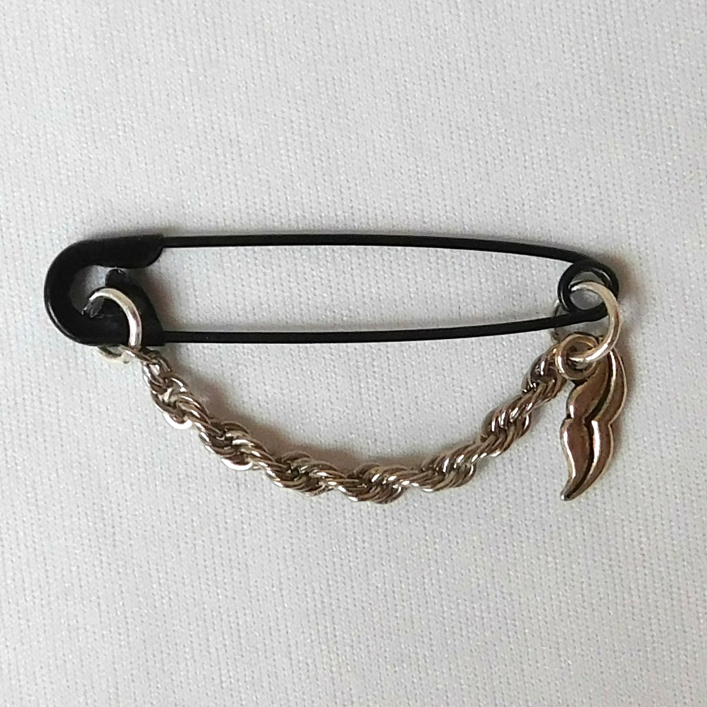 Ozdobný spínací špendlík, knírek