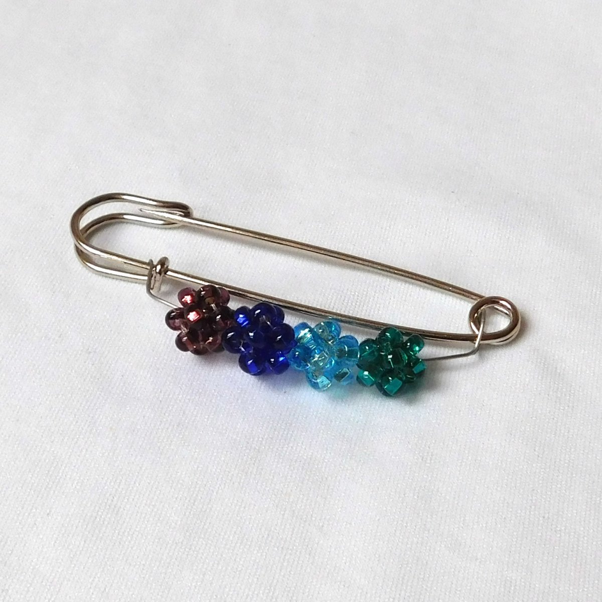 Ozdobný spínací špendlík, šité kuličky