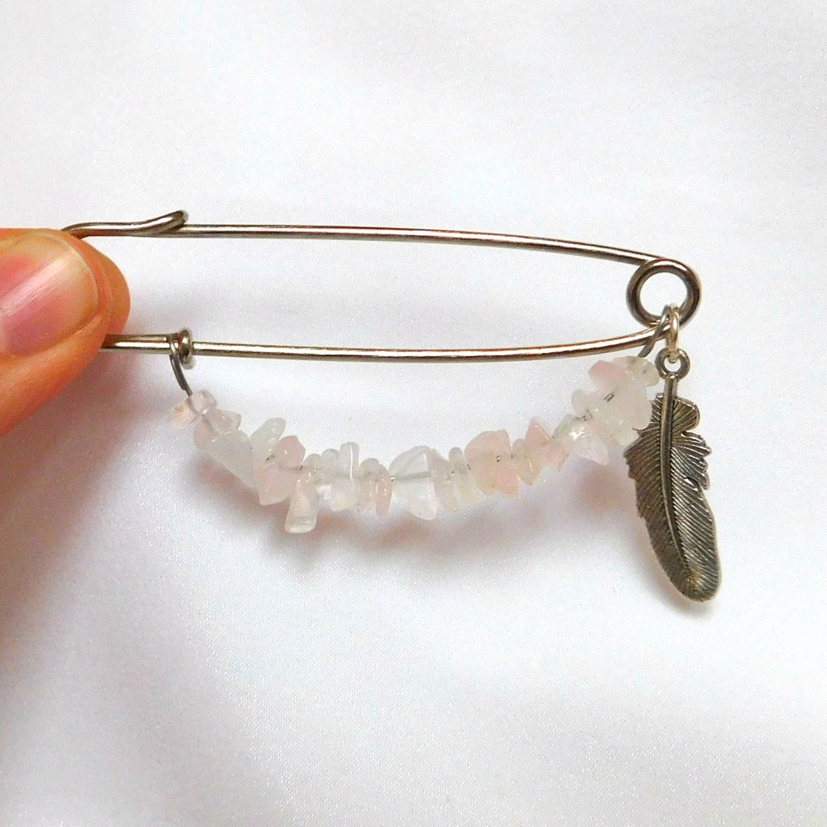 Ozdobný spínací špendlík, pírko