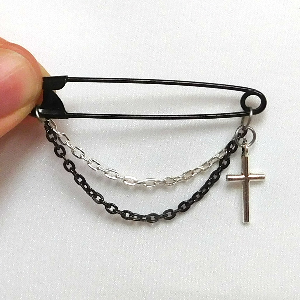 Ozdobný spínací špendlík, křížek