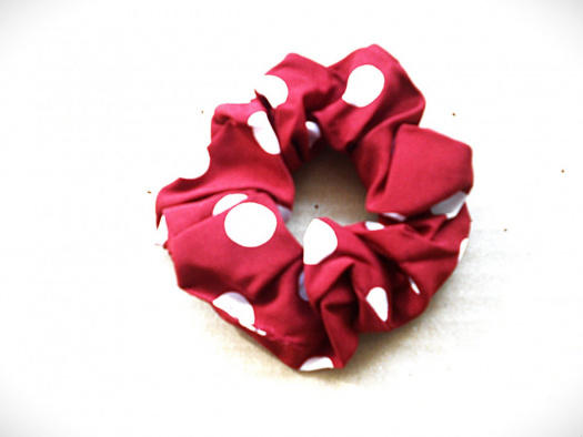 Gumička scrunchie do vlasů, s puntíky