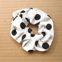 Gumička scrunchie do vlasů, s puntíky