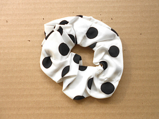 Gumička scrunchie do vlasů, s puntíky