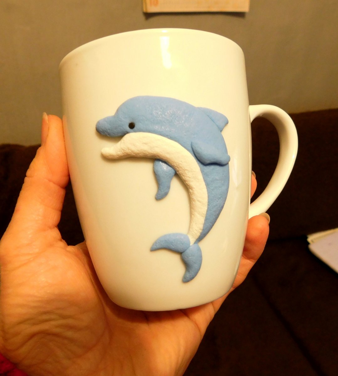  Hrnek s delfínem a lžičkou