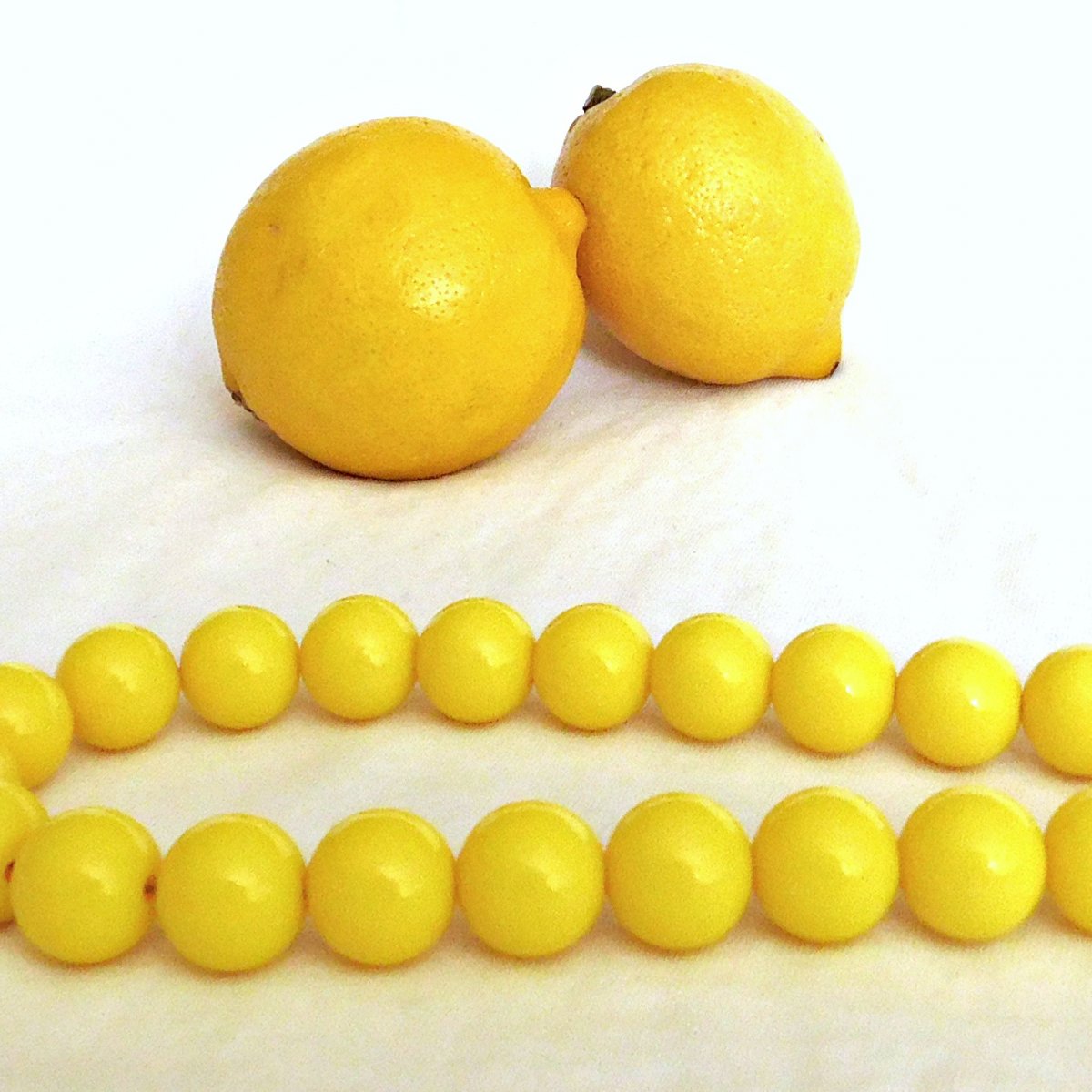 Světle žluté retro korále - plastové