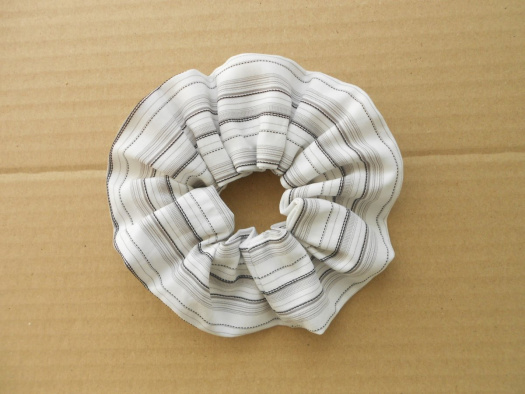 Gumička scrunchie do vlasů s proužky