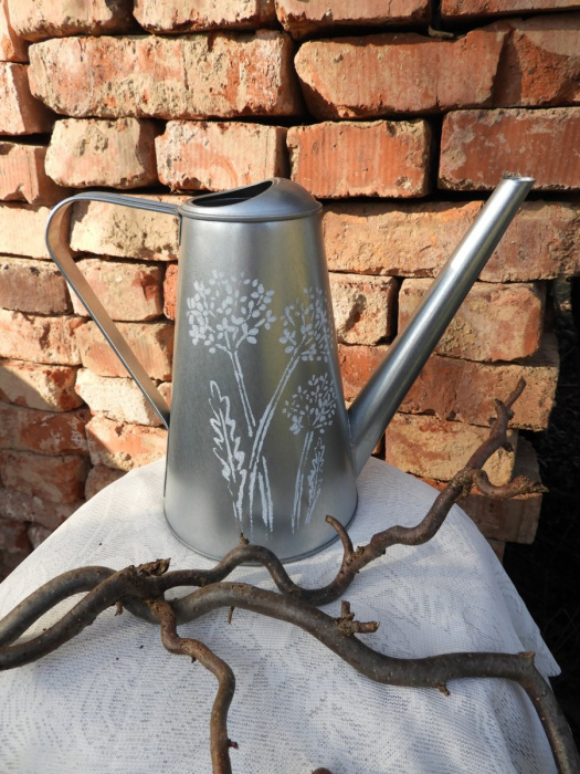 Konvička plechová na zalévání česnek, květy