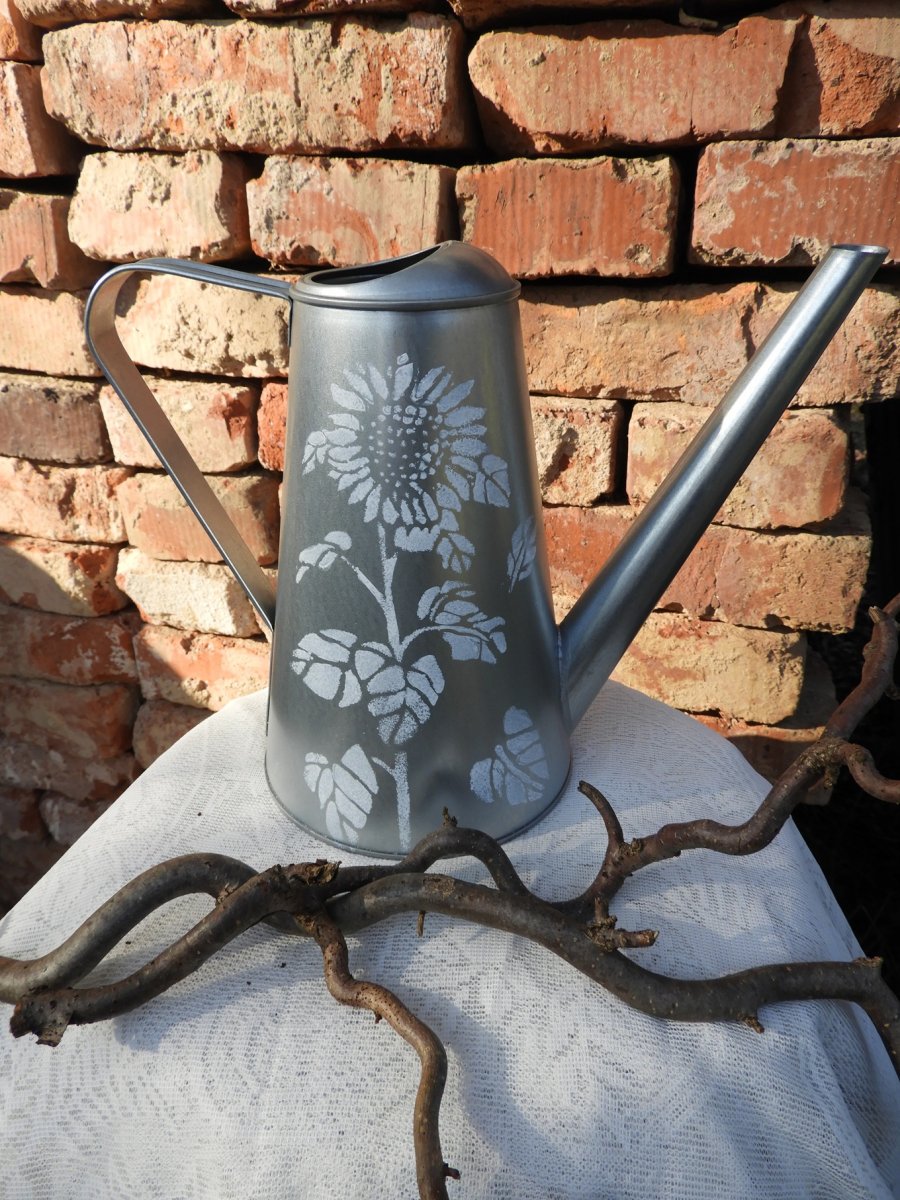 Konvička plechová na zalévání slunečnice