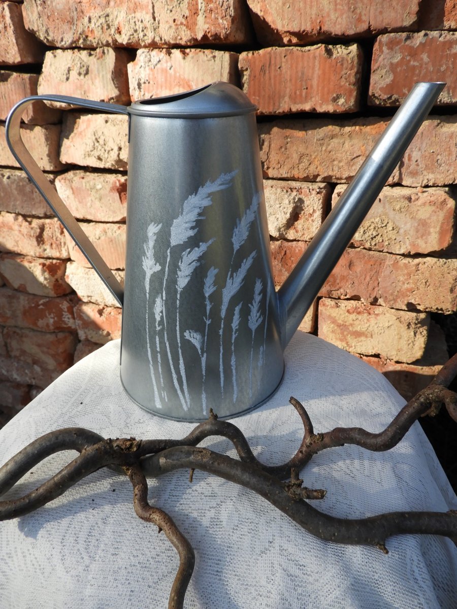 Konvička plechová na zalévání tráva