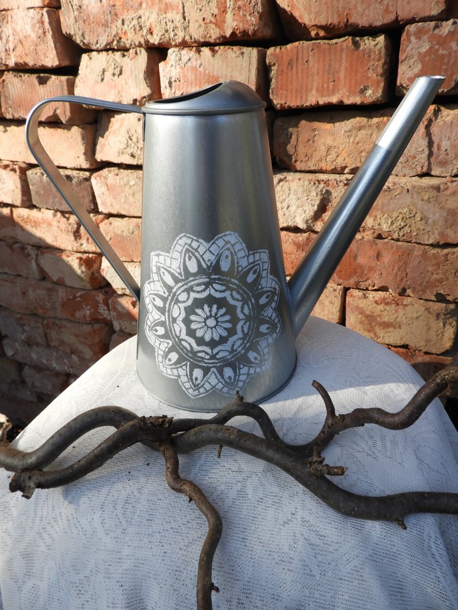 Konvička plechová na zalévání mamdala