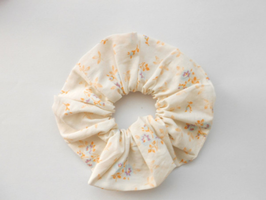 Gumička scrunchie do vlasů