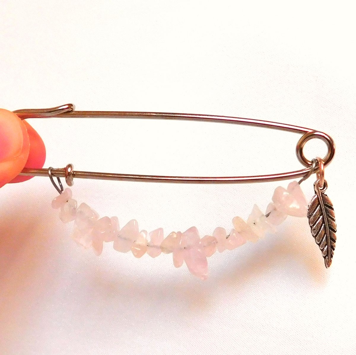 Ozdobný spínací špendlík, pírko - na přání