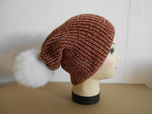 Hučka s merinem a kožešinovou bambulí