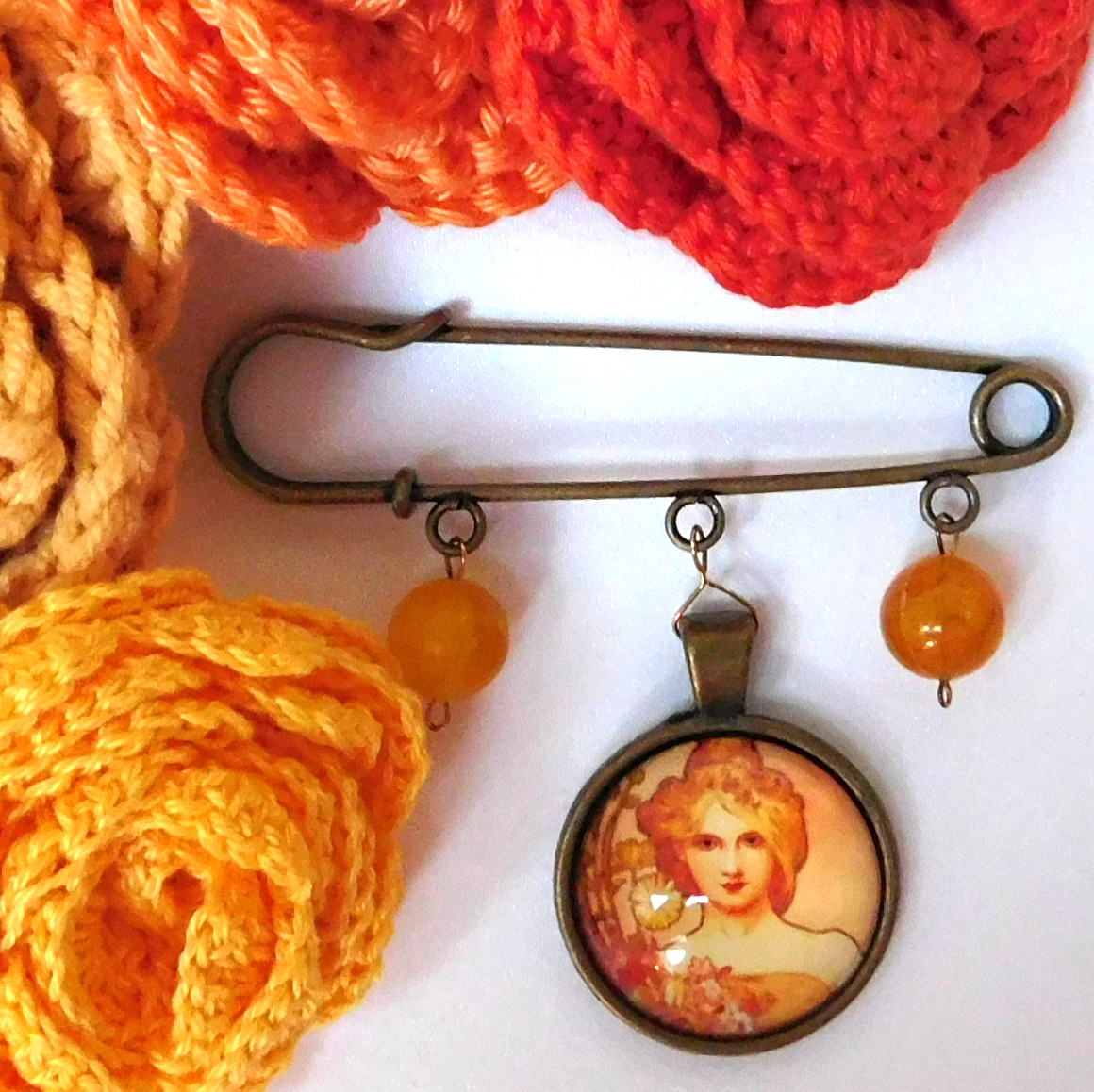 Ozdobný spínací špendlík, v paprscích secesního slunce