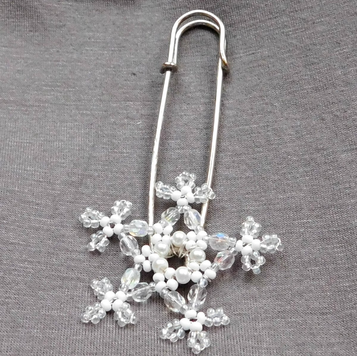 Ozdobný spínací špendlík, sněžení