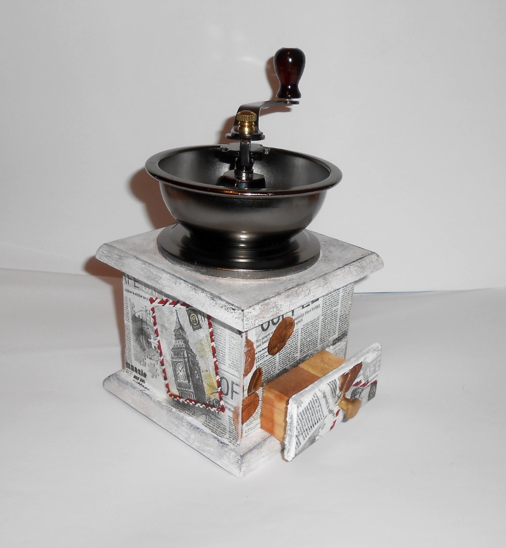 Mlýnek na kávu se starobylými motivy