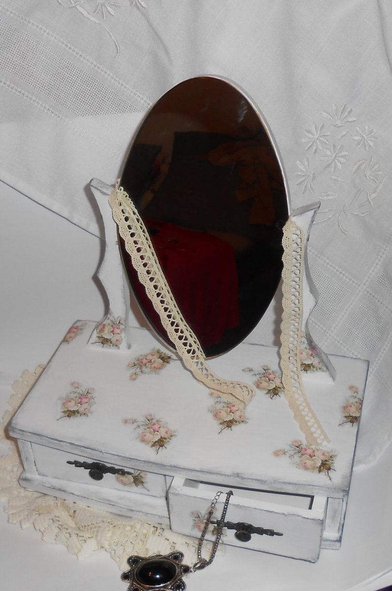 Toaletka v novém kabátku s růžemi