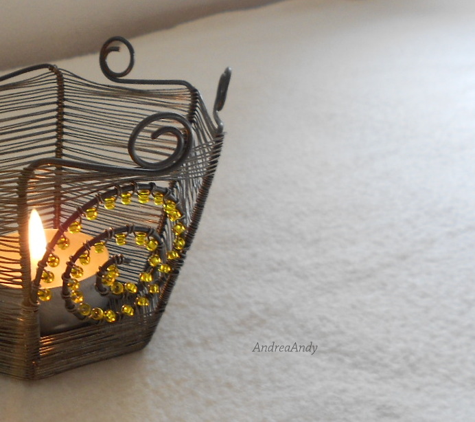 Spirálový svícen žlutý