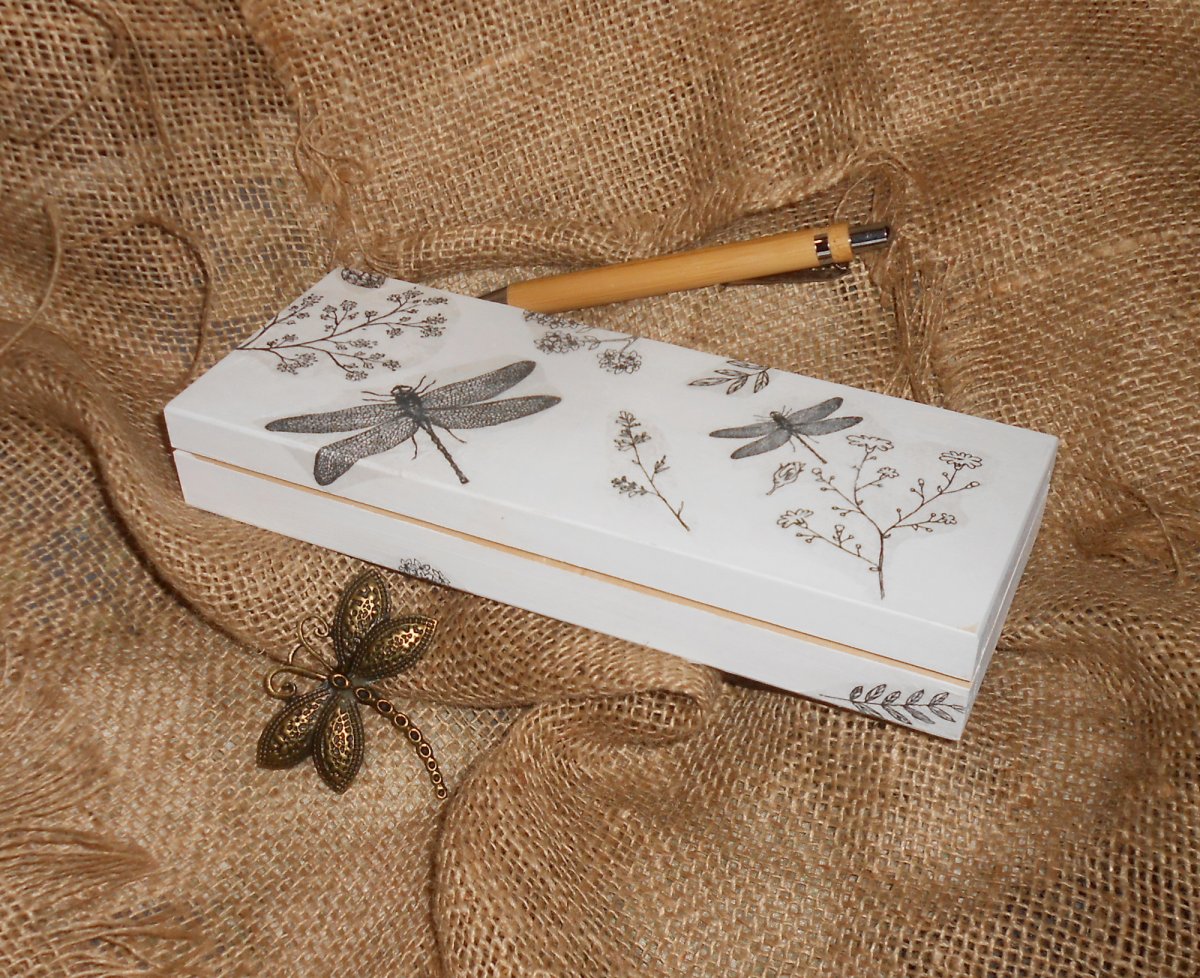 Dřevěné pouzdro na psací potřeby