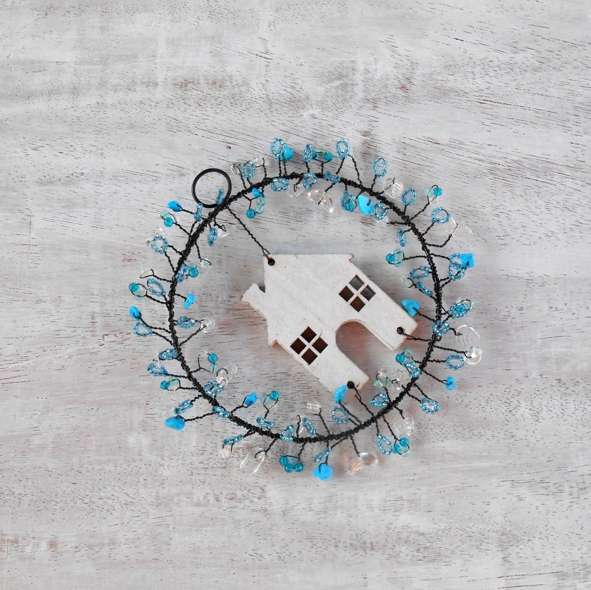 Drátovaný závěs - domeček v tyrkysu