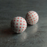 Červené puntíky na bílé, potahované náušnice puzety