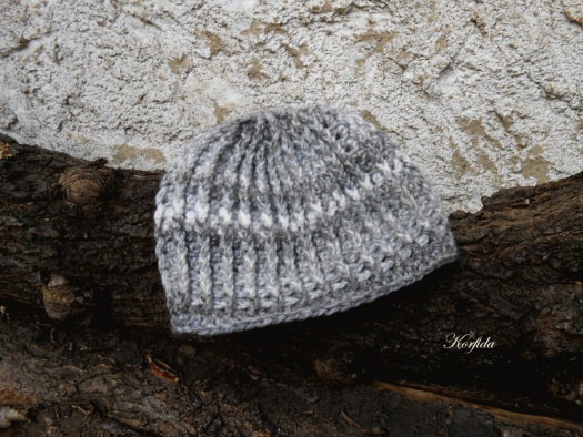 Čepice háčkovaná melírovaná do šeda