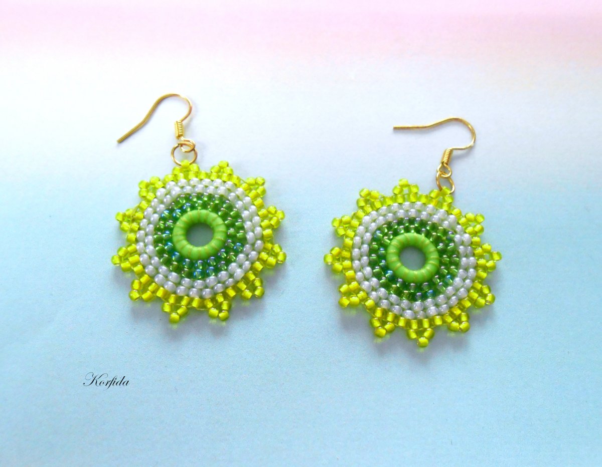 Náušnice šité pestrobarevný květ žlutozelený