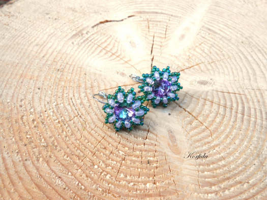 Náušnice šité levandule v trávě