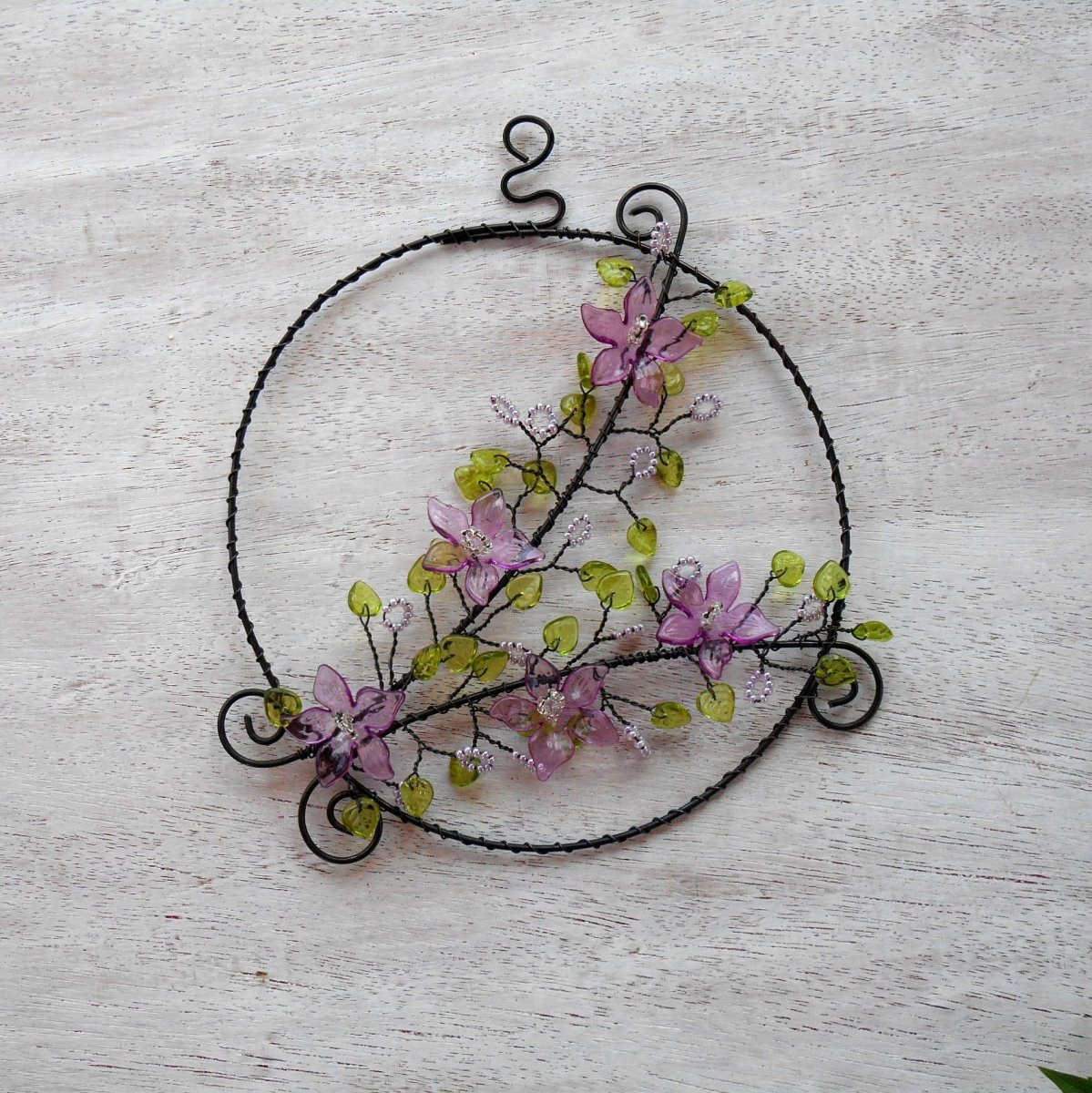 Drátovaný závěs - fialové kytičky