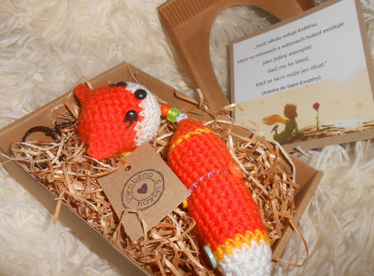 Háčkovaná liška, přívěsek s citátem