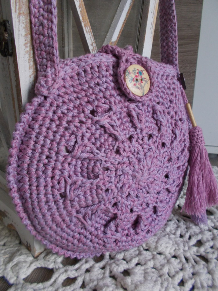 Kabelka... Brouzdám se strání s fialkami