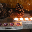 Dřevěný svícen z masívu s filigrány na 4 svíčky