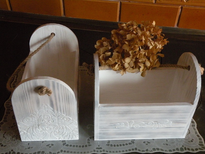 Stojan  krása dřeva s reliéfy