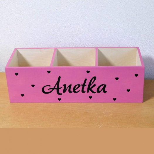 Velký dřevěný pastelkovník se jménem
