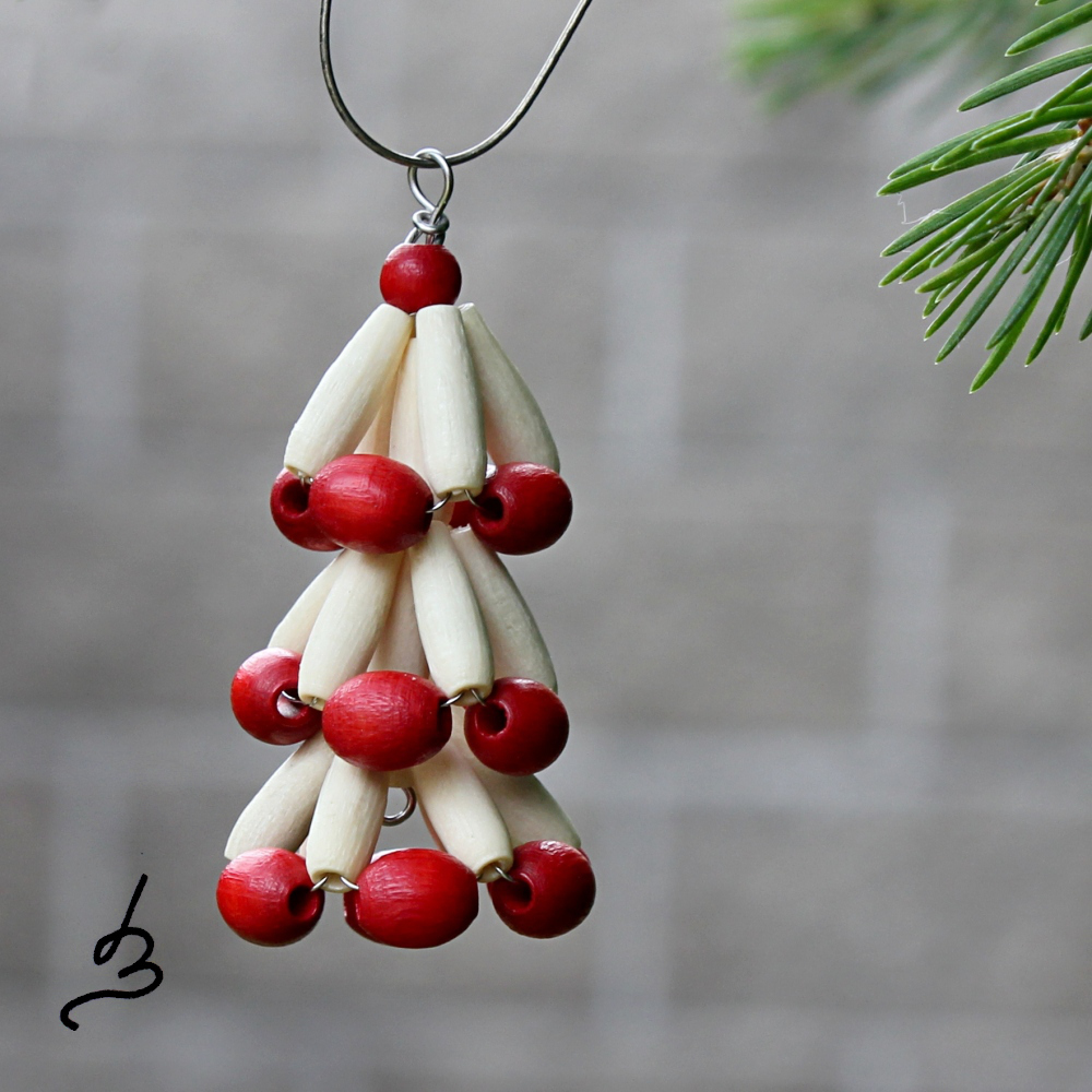 Stromeček zasněžený s červenou