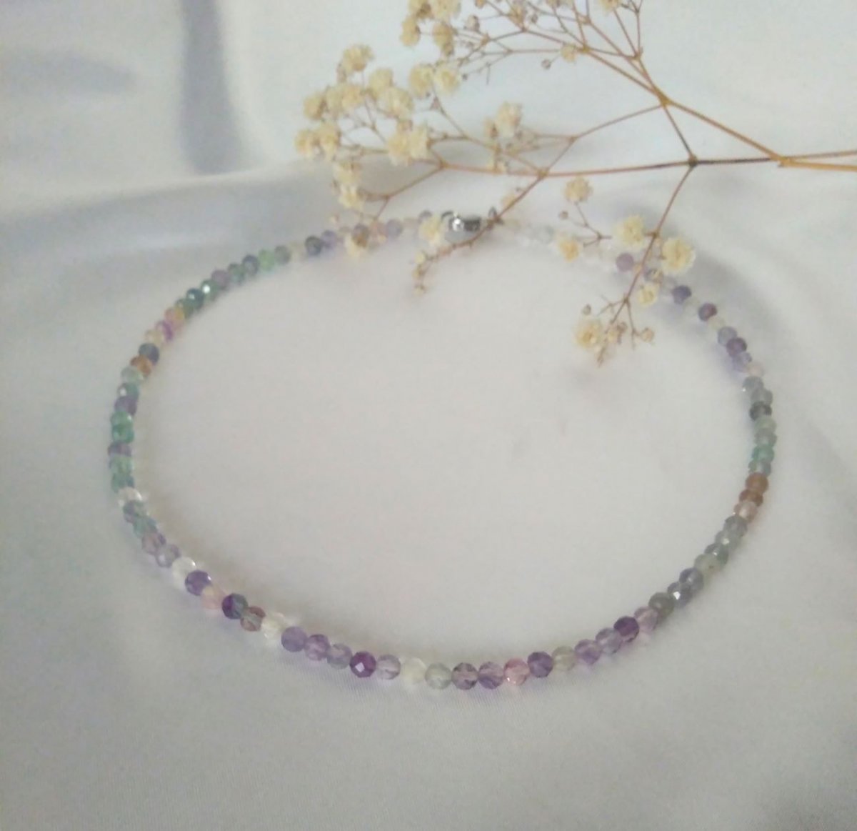 Náhrdelník (choker) brúsený fluorit (4mm)