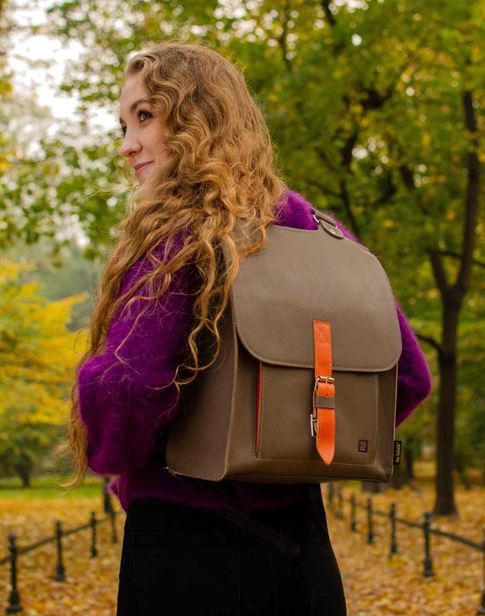 Kožený batoh béžovohnědý s oranžovým řemínkem