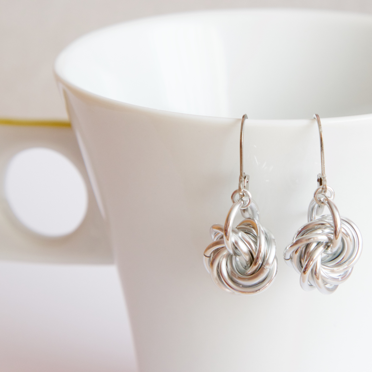 Zamotané uzlíky ve stříbrném