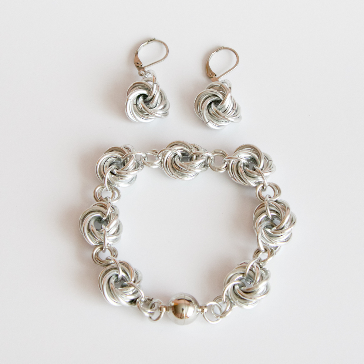 Náramek zamotané uzlíky ve stříbrné