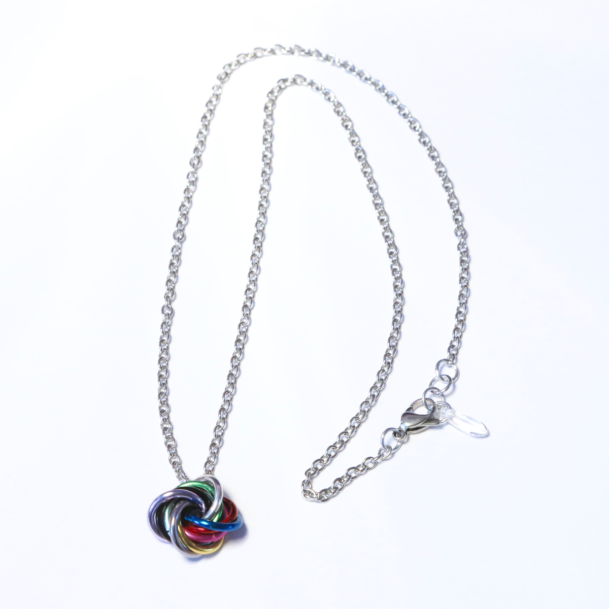 Zamotaný uzlík ve stylu Desigual