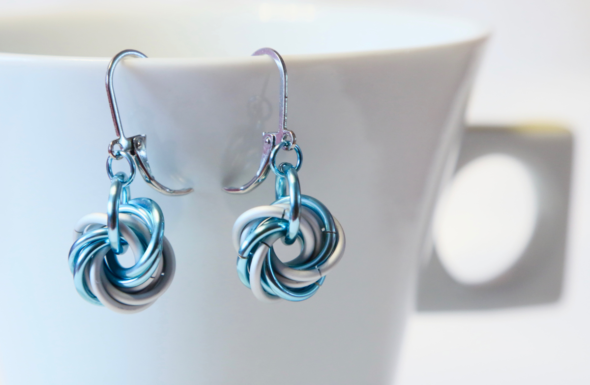 Zamotané uzlíky bílo-modré