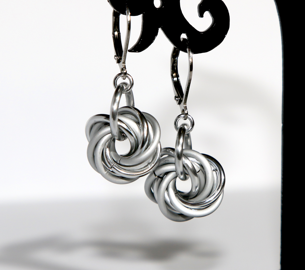 Zamotané uzlíky bílo-stříbrné