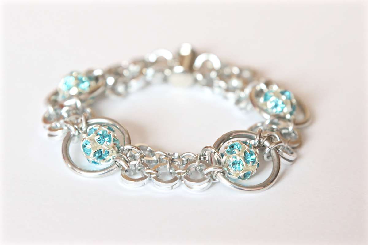 Jiskřivý parádník v modrém